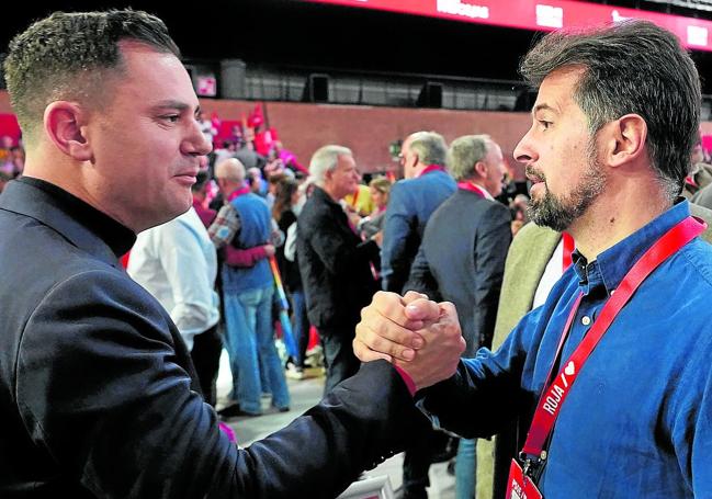 Javier Cendón y Luis Tudanca se saludan en el Congreso Federal del PSOE en Sevilla.