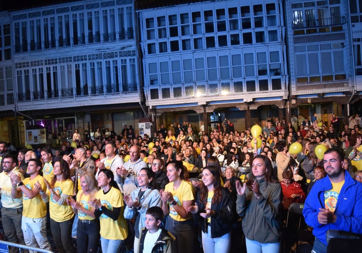 Los vecinos disfrutan en la plaza de España de Aguilar de la final del Grand Prix de 2023.