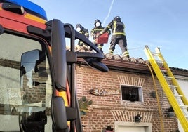 Actuación de una dotación de bomberos en un accidente doméstico.