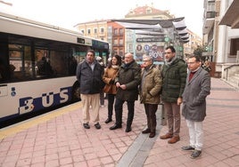 El alcalde, acompañado del concejal Alberto Gutiérrez y del gerente de Auvasa, en la parada de la iglesia de la plaza de España.