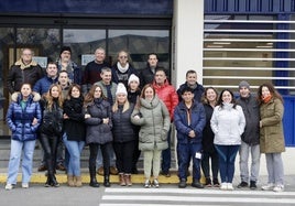 Un grupo de trabajadores de Bimbo se hace una foto de familia de despedida frente a la factoría este lunes.