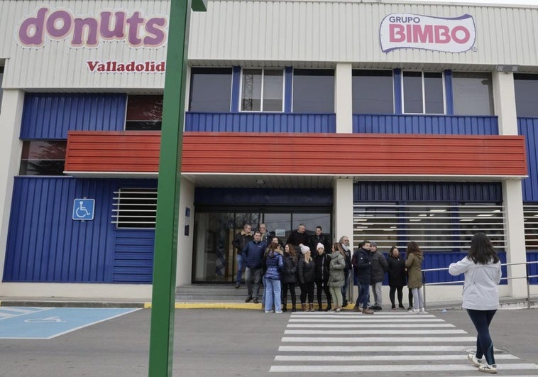 Un grupo de trabajadores de Bimbo se hace una foto de familia de despedida frente a la factoría este lunes.