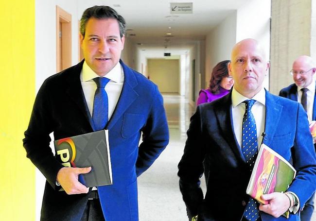 Raúl de la Hoz y Carlos Menéndez, de camino a presentar la proposición de ley de concordia impulsada por ambos grupos.