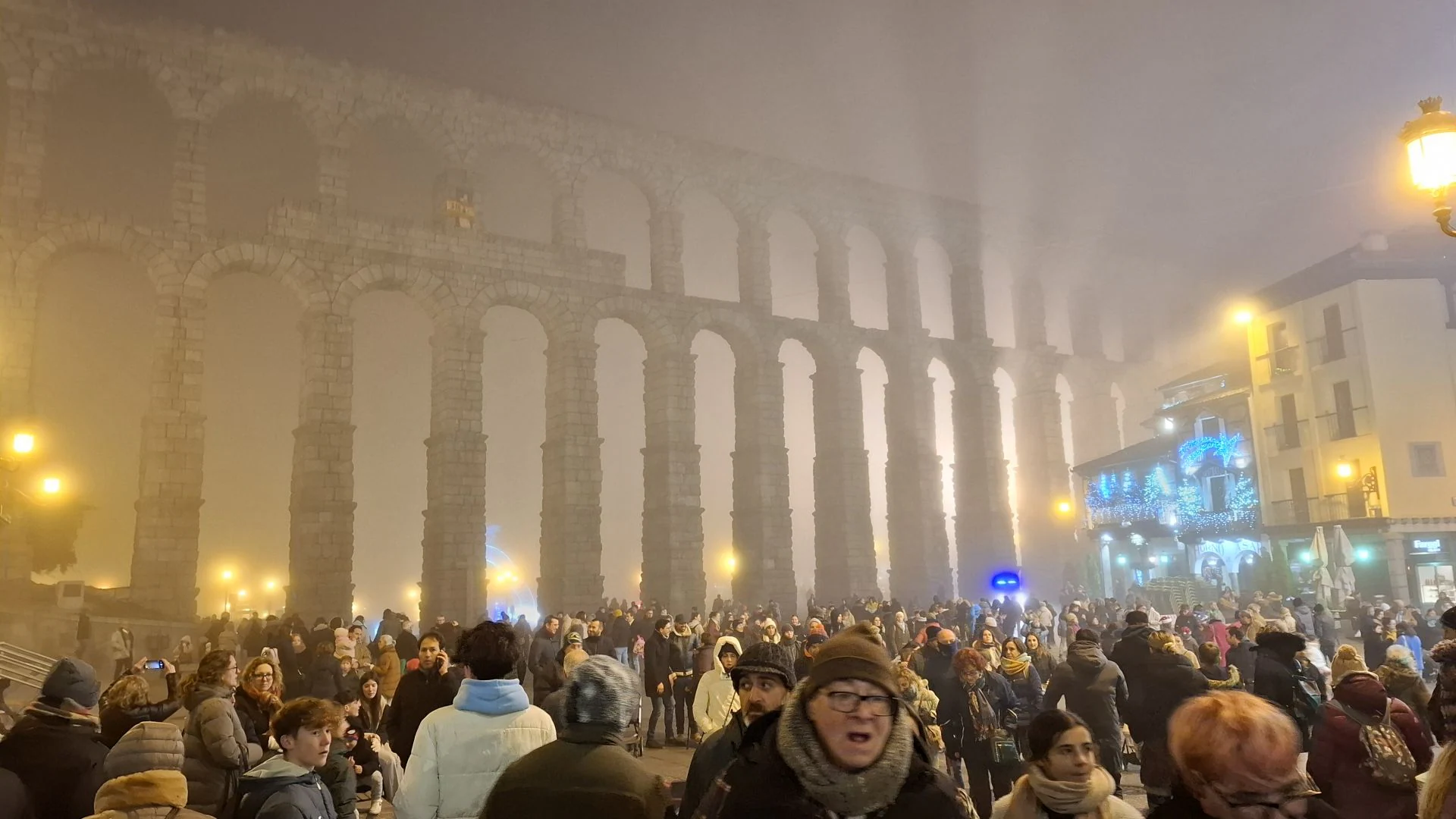 Fotos: la niebla envuelve Segovia