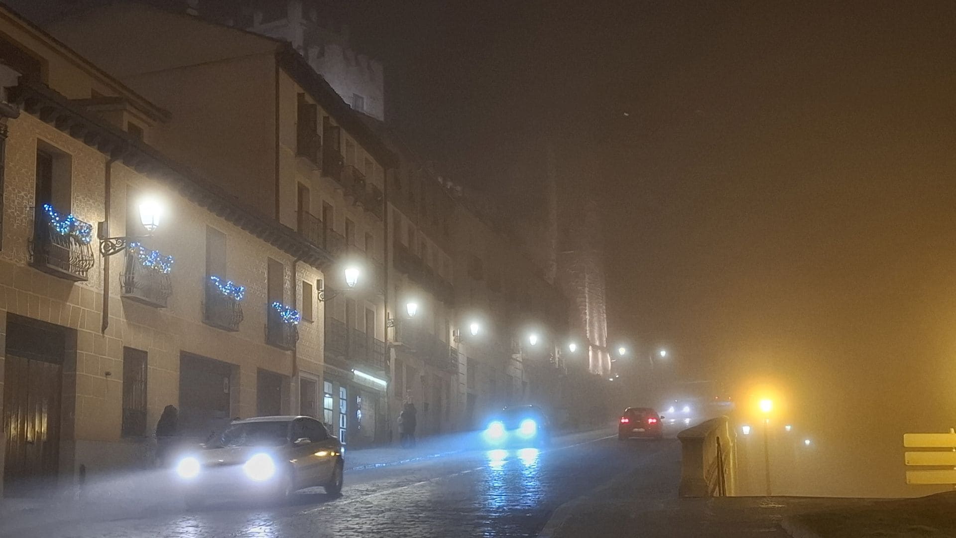 Fotos: la niebla envuelve Segovia