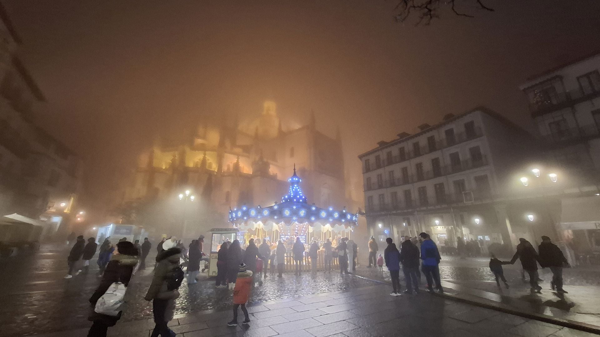 Fotos: la niebla envuelve Segovia