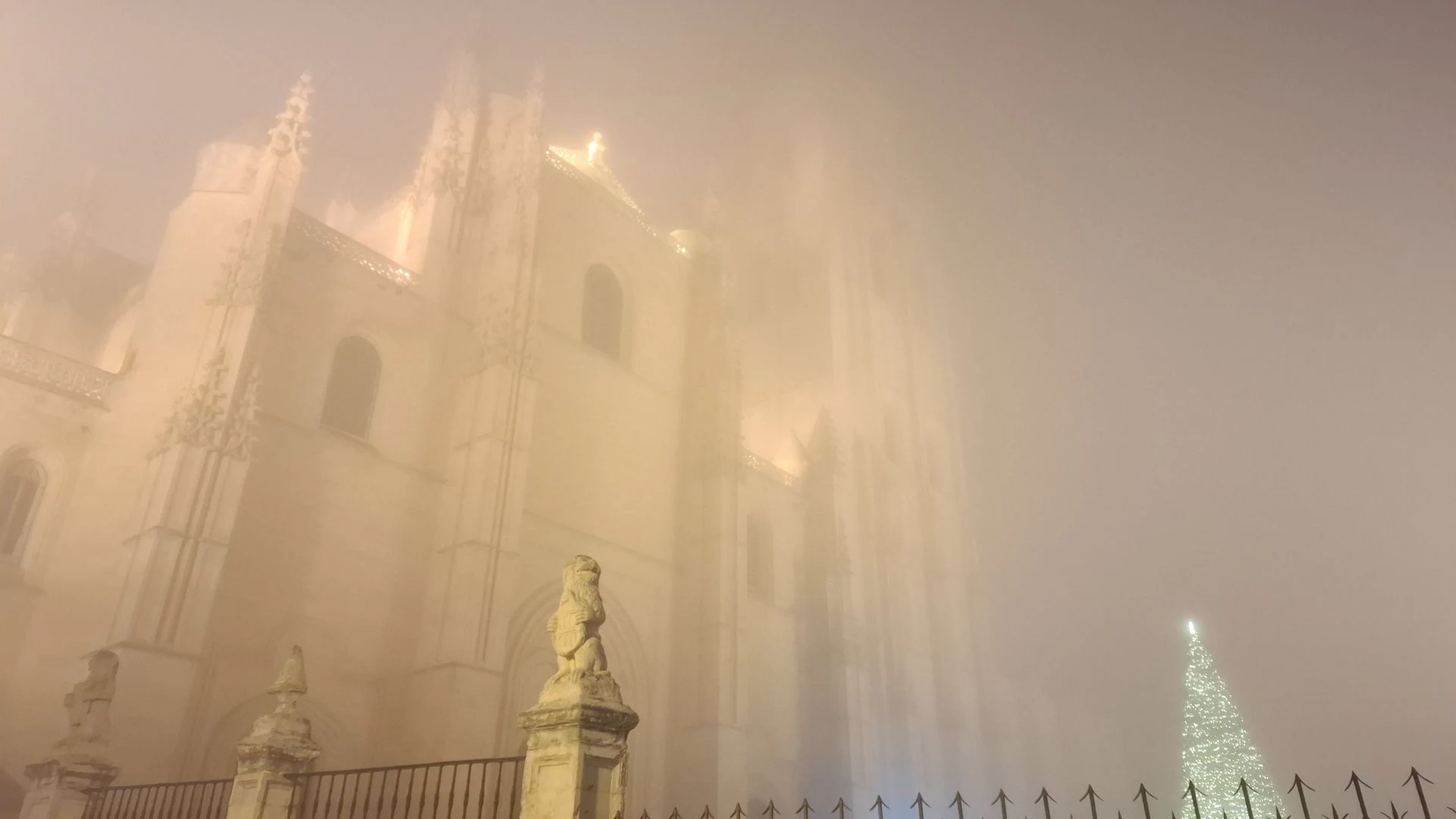 Fotos: la niebla envuelve Segovia