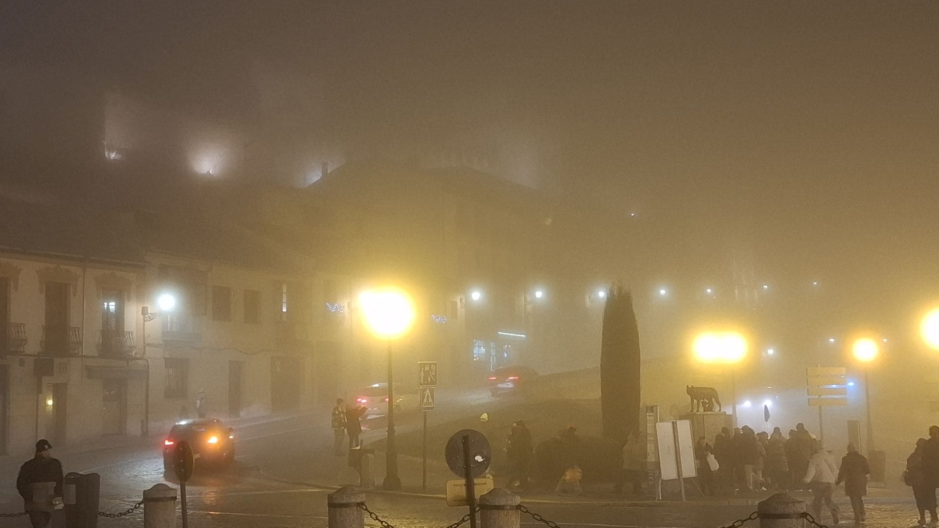 Fotos: la niebla envuelve Segovia