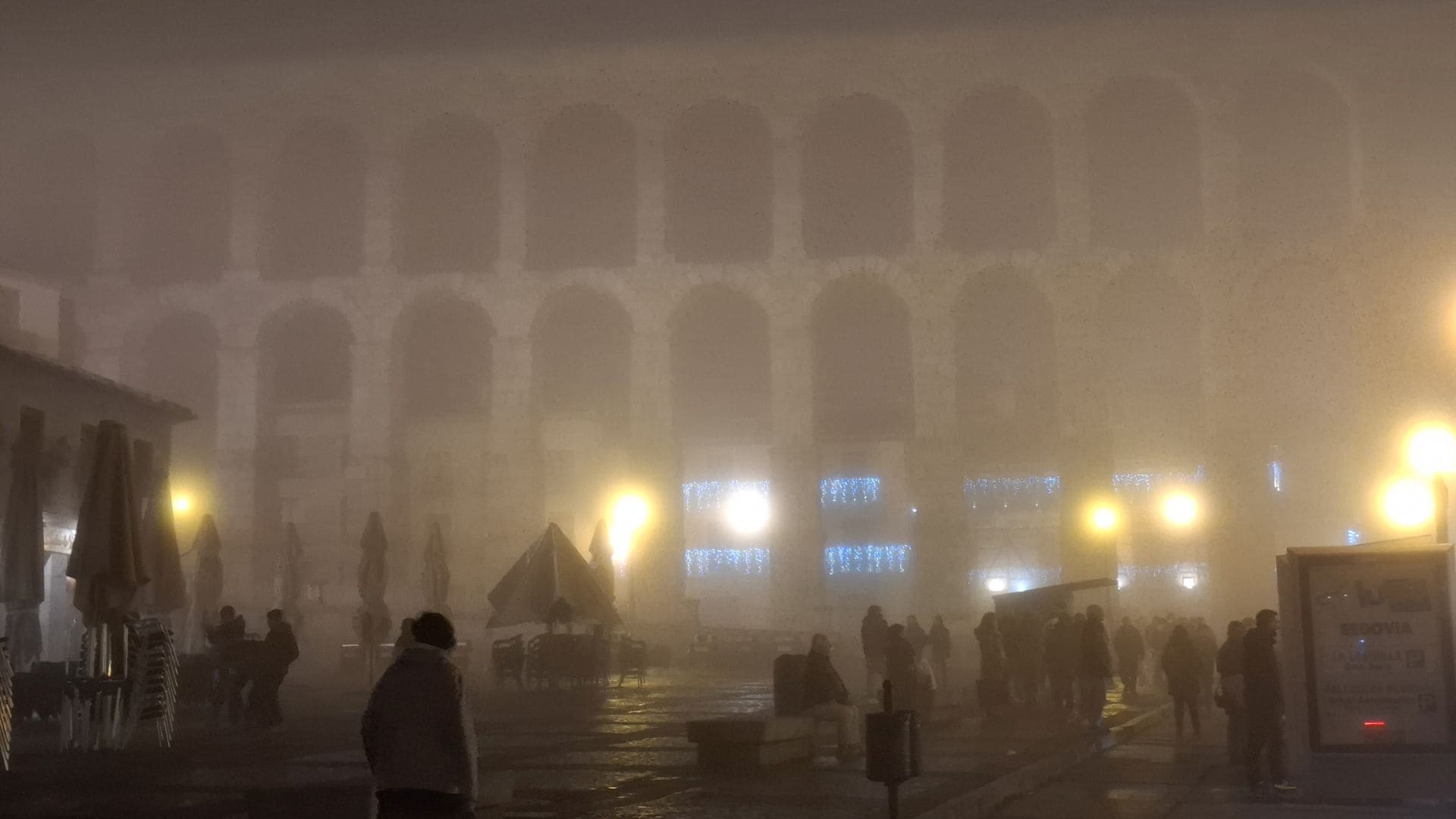 Fotos: la niebla envuelve Segovia