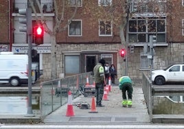 Los operarios trabajan para asegurar las tablas del paseo peatonal situado frente al Lava en el Paseo de Zorrilla.