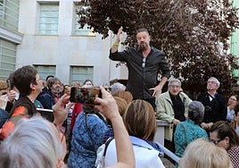 Juan Guardiola se dirige a los participantes en una concentración para salvar la fundación.