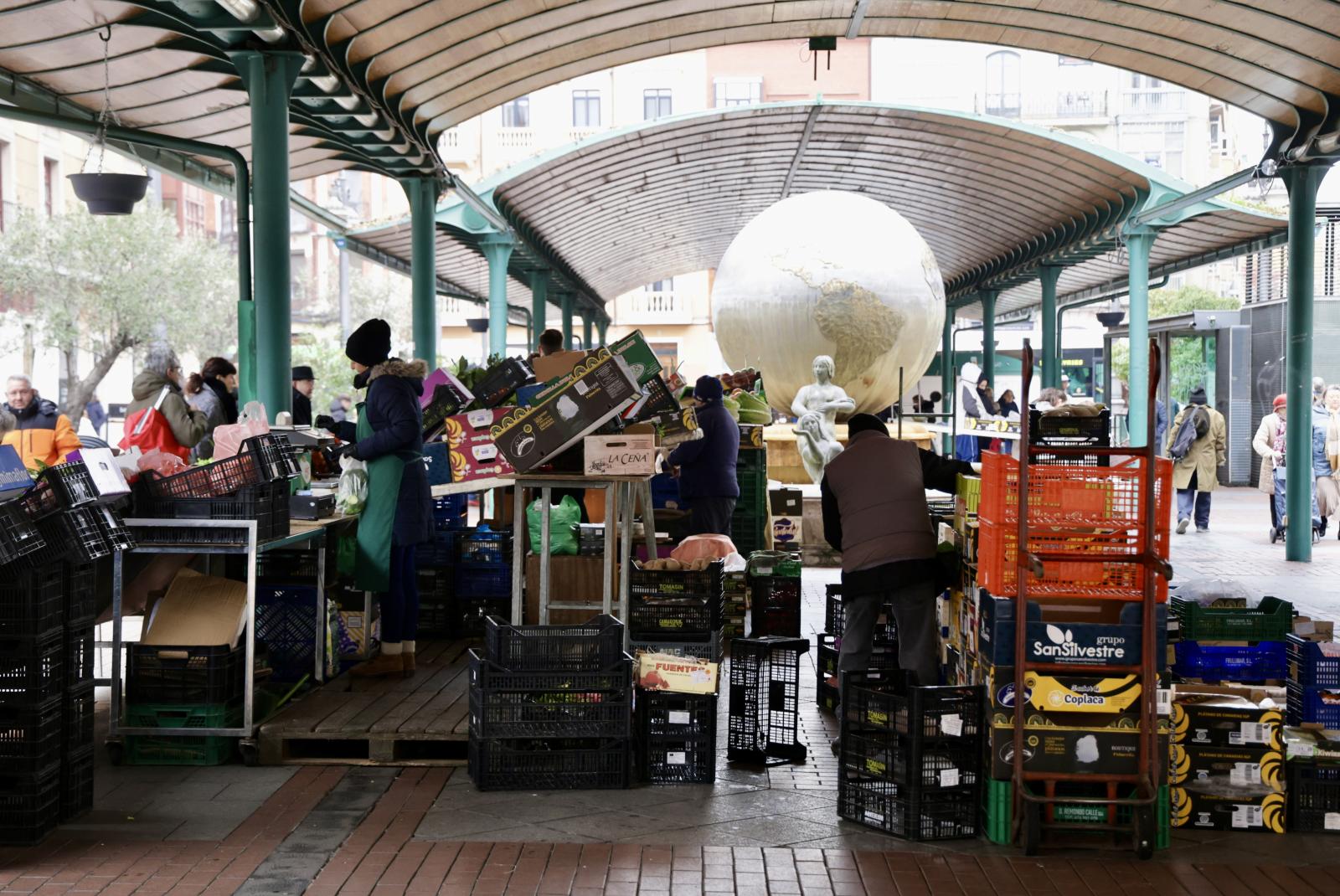 Las últimas compras de Nochevieja en los mercados vallisoletanos, en imágenes