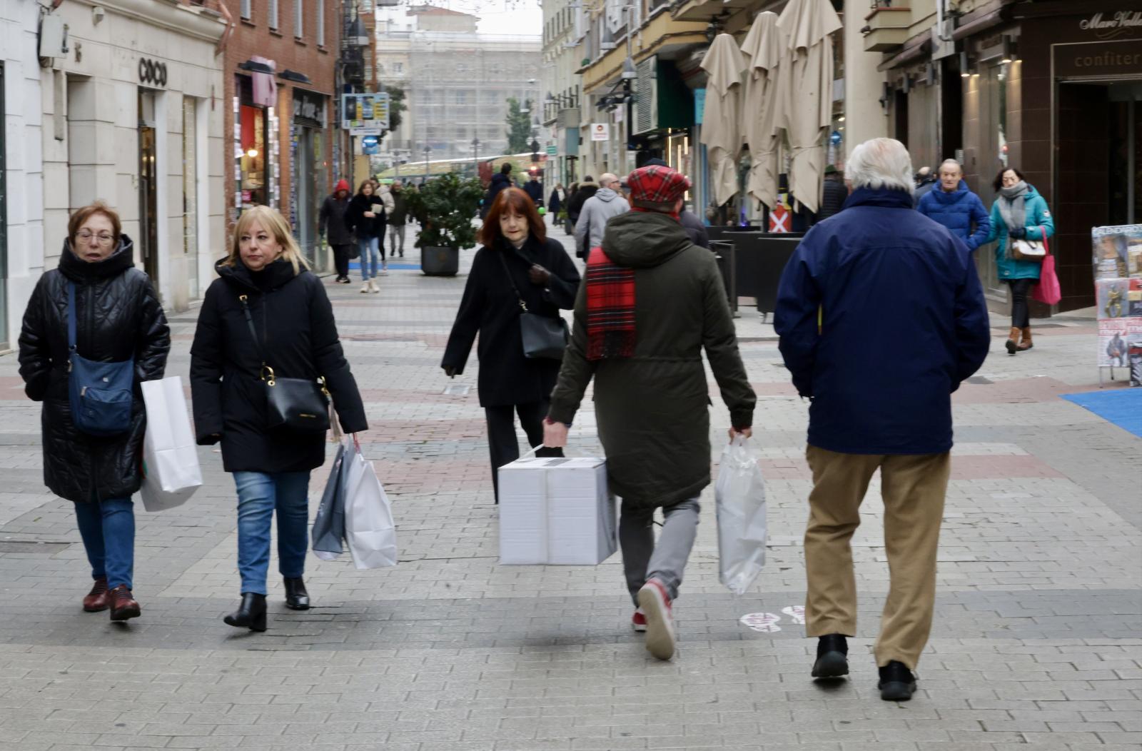 Las últimas compras de Nochevieja en los mercados vallisoletanos, en imágenes