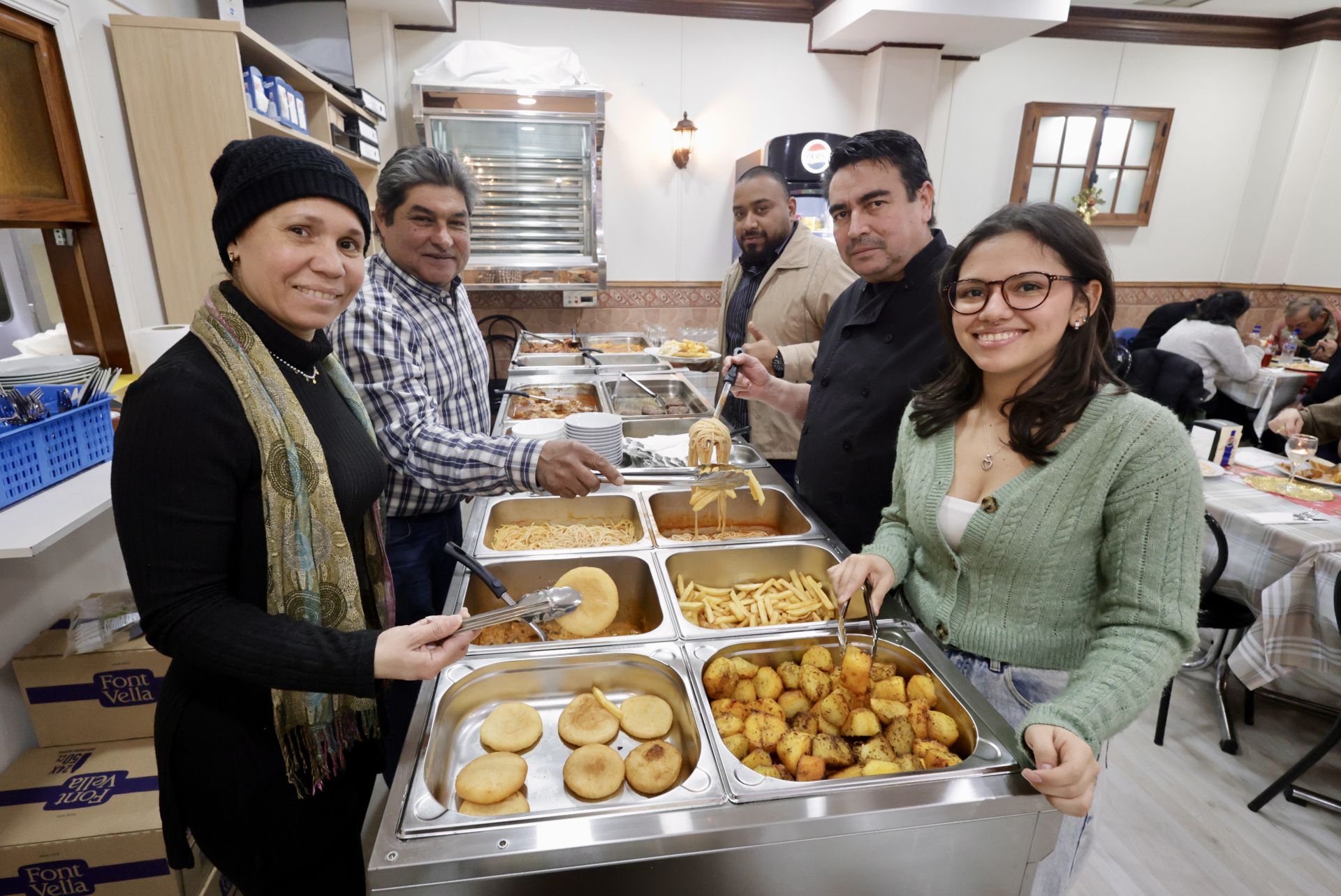 Las imágenes del comedor que reparte comidas gratis para personas sin recursos