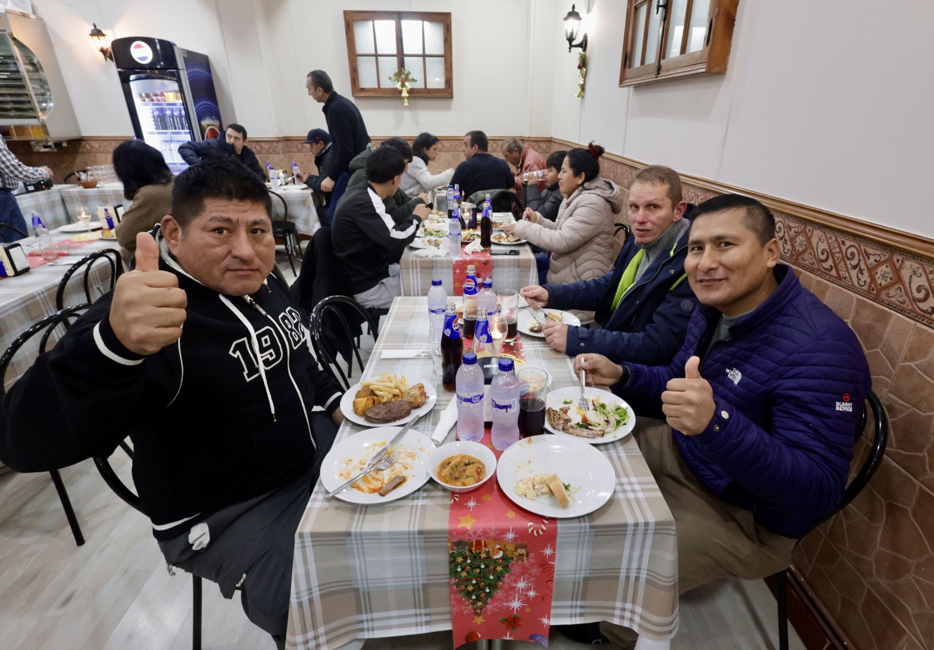 Las imágenes del comedor que reparte comidas gratis para personas sin recursos