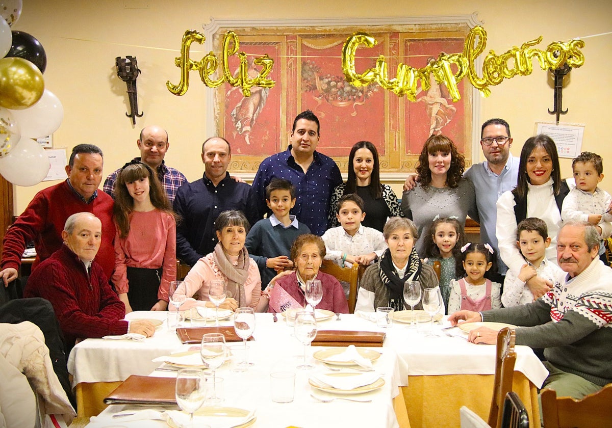 Elena Iglesias, junto a su familia, en la comida de celebración de sus 100 años