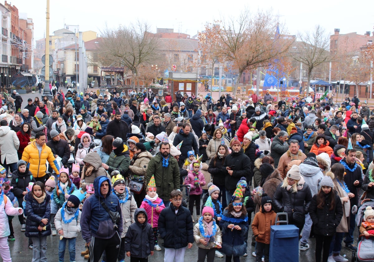 Vecinos de Medina del Campo esperando el inicio de las campanadas