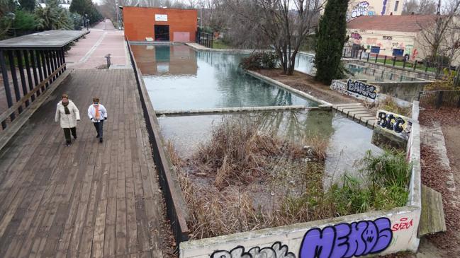 Imagen después - El estanque en octubre, antes de su limpieza, y en la actualidad, de nuevo con agua.