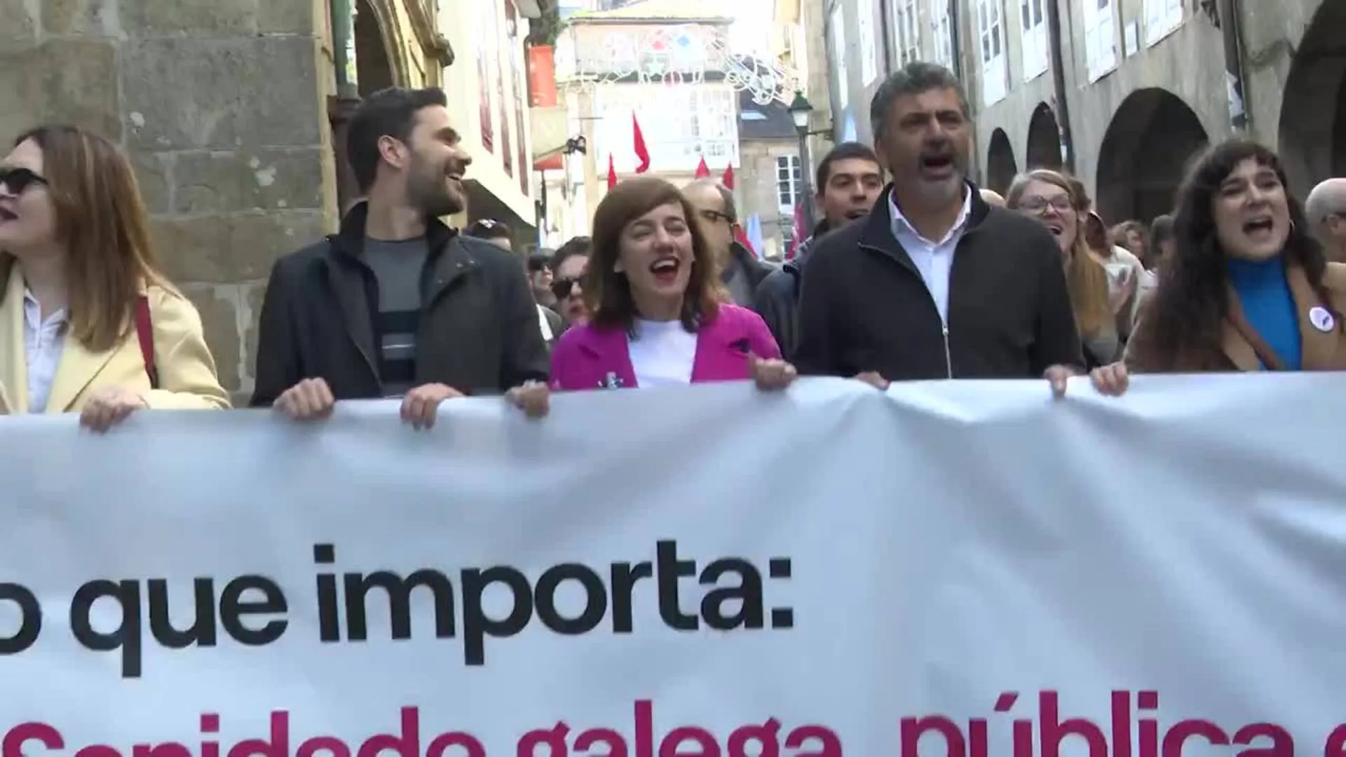 Una masiva manifestación clama en Santiago contra el deterioro de la sanidad