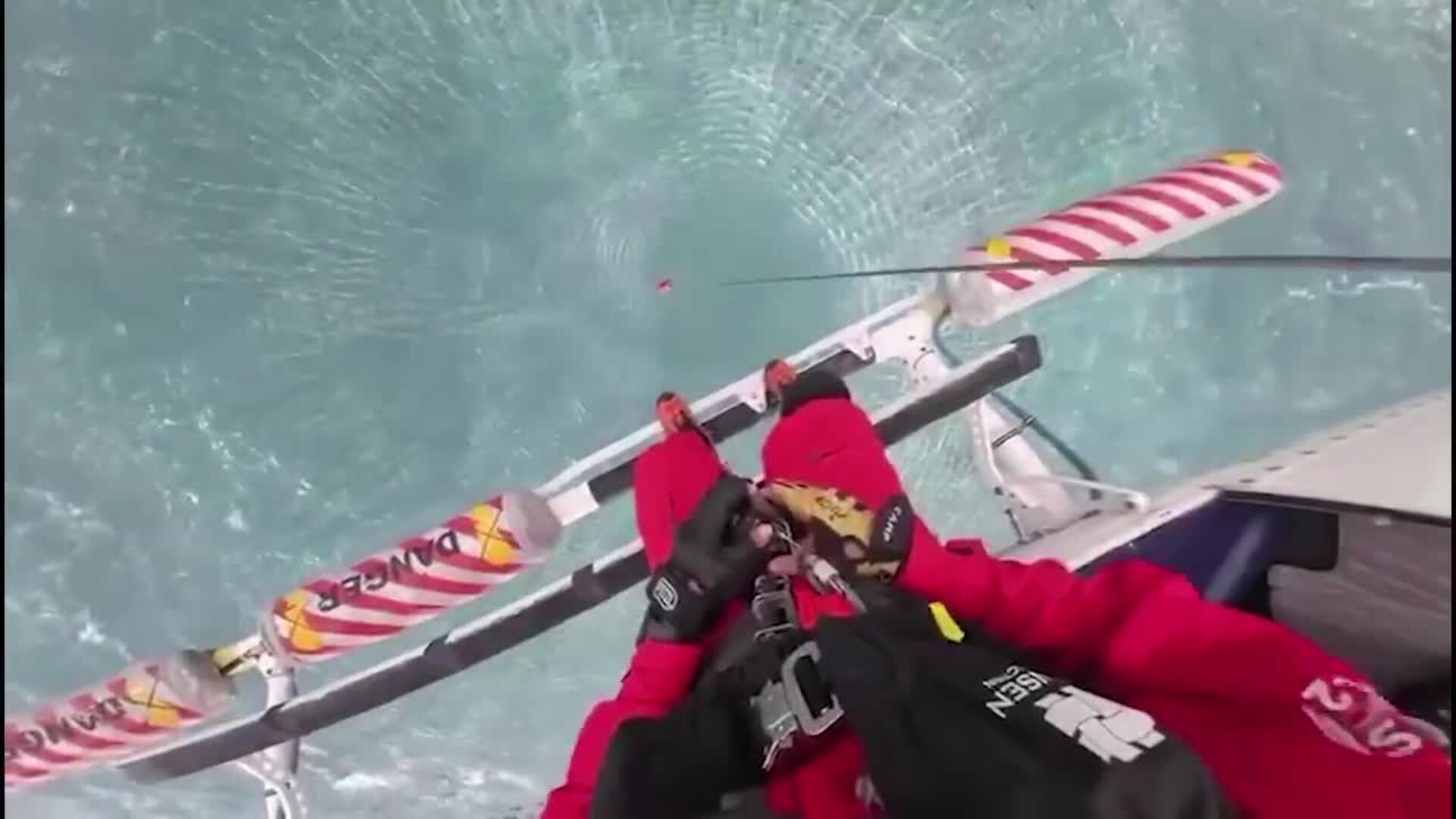 Rescatan a un menor y buscan a un adulto desaparecido al caer al mar en Tenerife