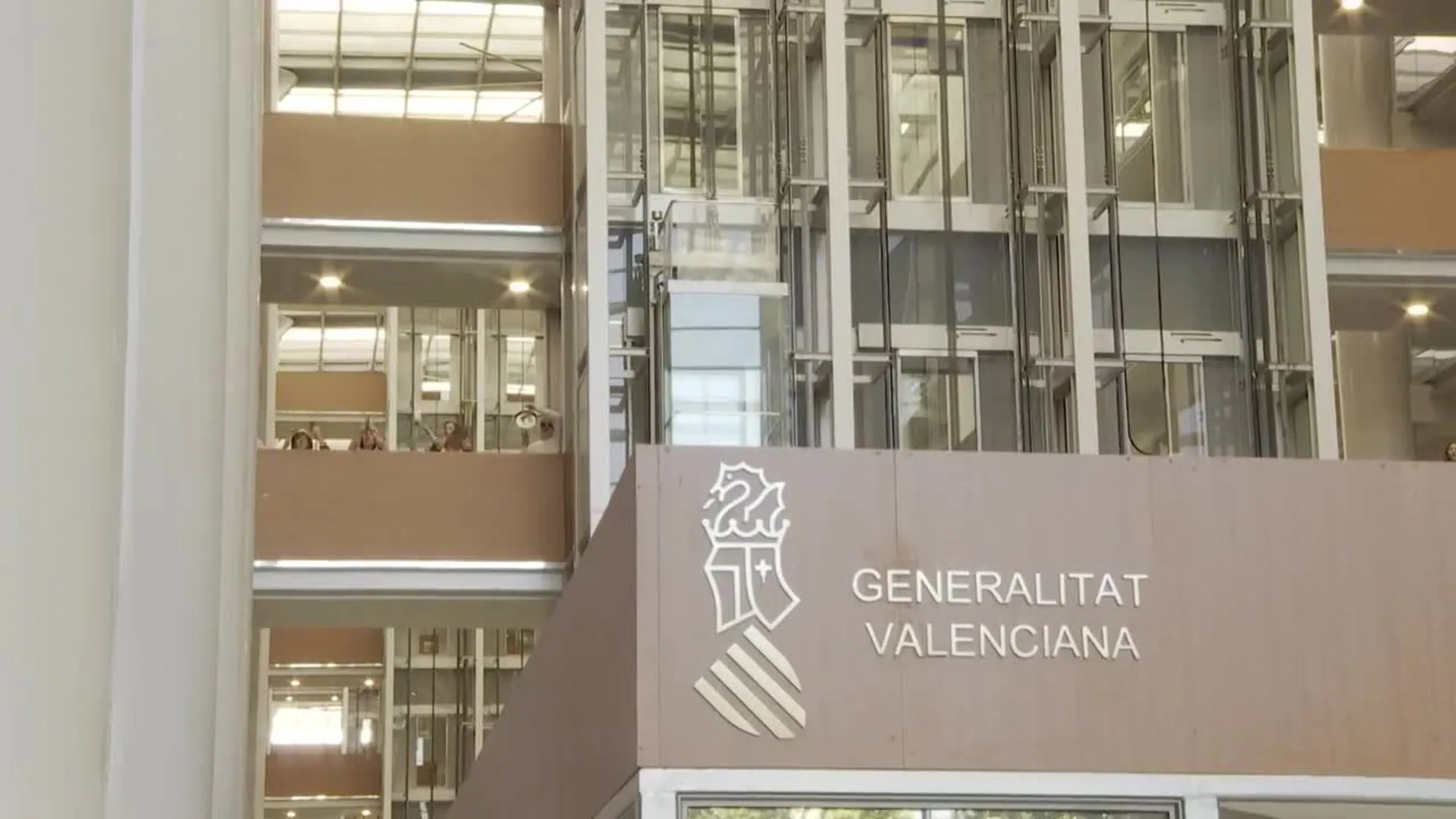 Bolaños, recibido en la Ciudad de la Justicia de Valencia con gritos de "ministro dimisión"