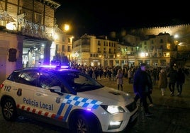 Un vehículo de la Policía Local aparcado en una zona de gran afluencia de Segovia.