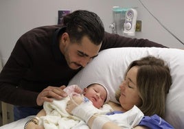 La bebé Astrid Nur, junto a sus padres.