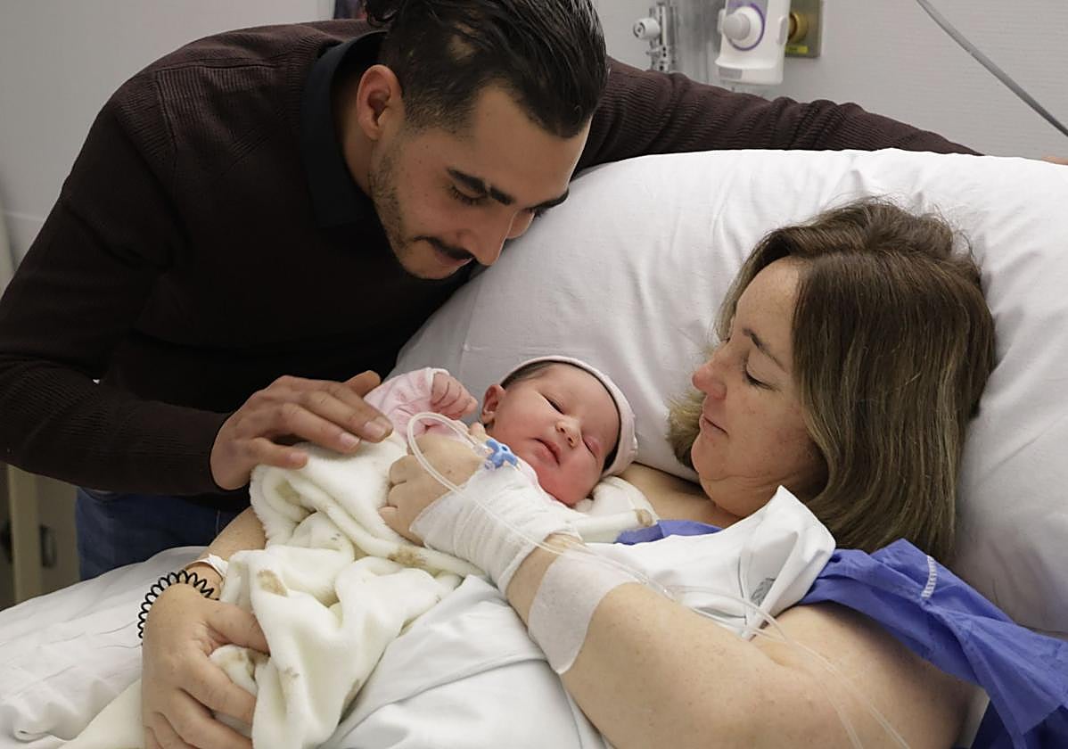 La bebé Astrid Nur, junto a sus padres.
