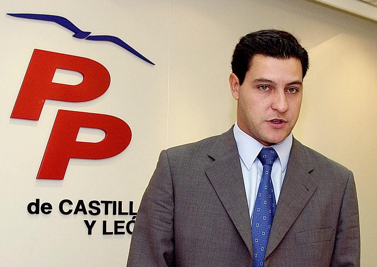 Imagen secundaria 1 - Javier León de la Riva, Raúl de la Hoz y Arenales Serrano. 