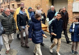 El paso del Niño Jesús fue portado por niños por las calles del pueblo