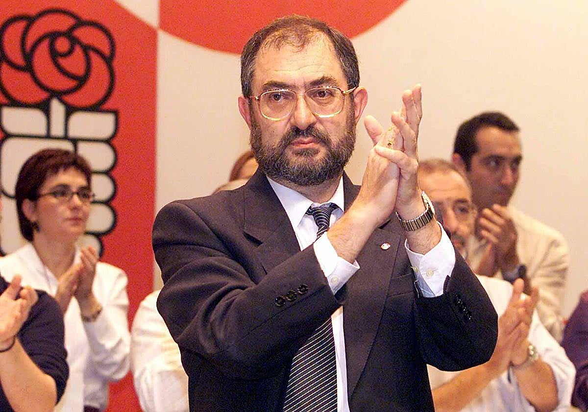 Imagen principal - Jesús Quijano (PSOE), Alberto Gutiérrez Alberca (PP) y Luis Vélez (PSOE).