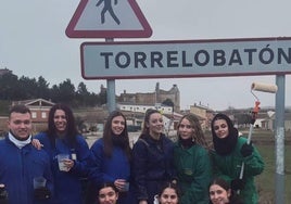 Los diez quintos de 2025 en Torrelobatón mientras pintaban las calles