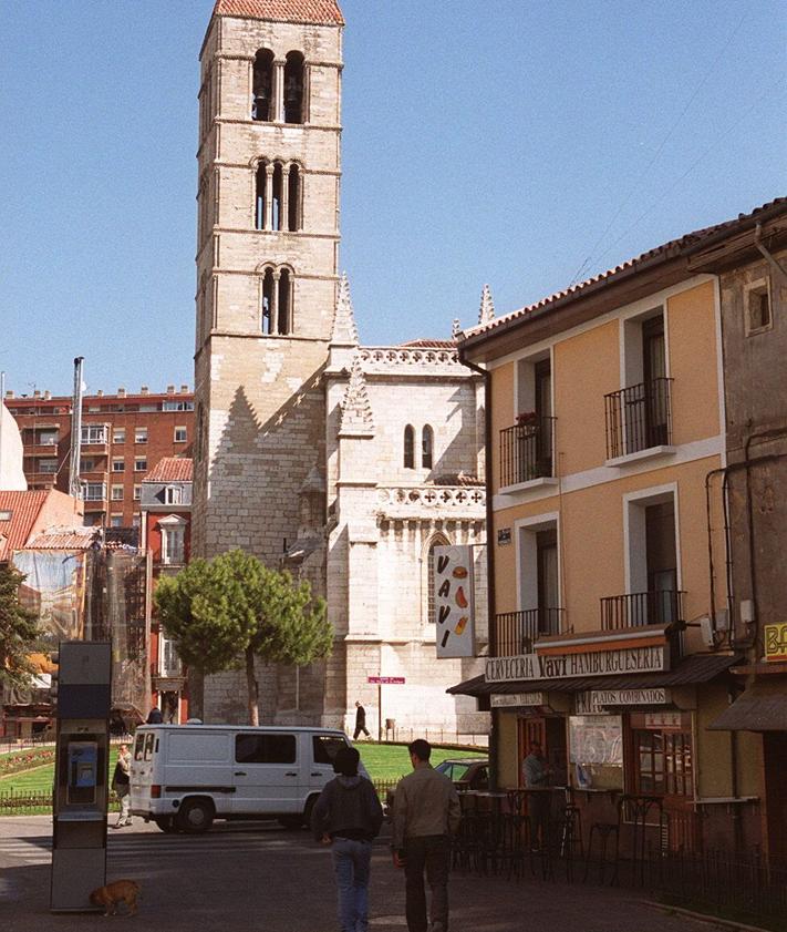 Imagen secundaria 2 - Día de cierre del Lope de Vega, hoy en obras para volver a abrirse. El Corte Inglés de Constitución, hoy Zara, con la iluminación navideña, y casas en la zona de Portugalete, frente a la Antigua. 