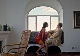 Celeste Dalla Porta y Gary Oldman, en 'Partenope'.