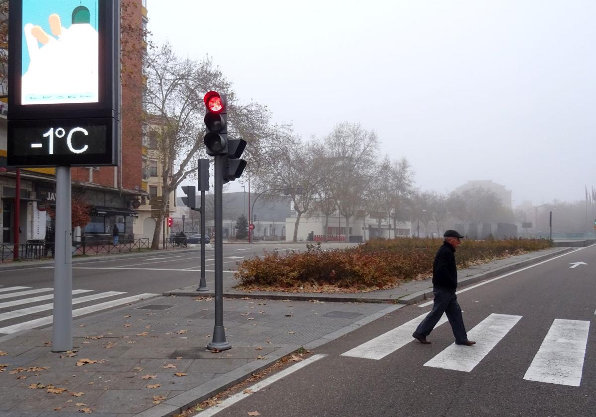 La capital ha vuelto a amanecer este miércoles envuelta en la niebla con el mercurio bajo cero. En la imagen, el Paseo de Zorrilla.