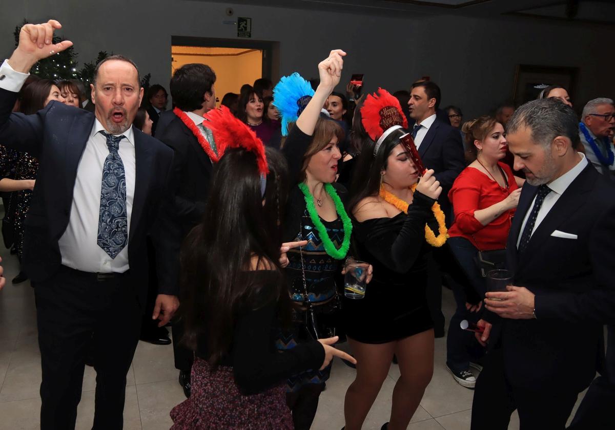 Participantes en el cotillón organizado por un establecimiento hostelero de Segovia.