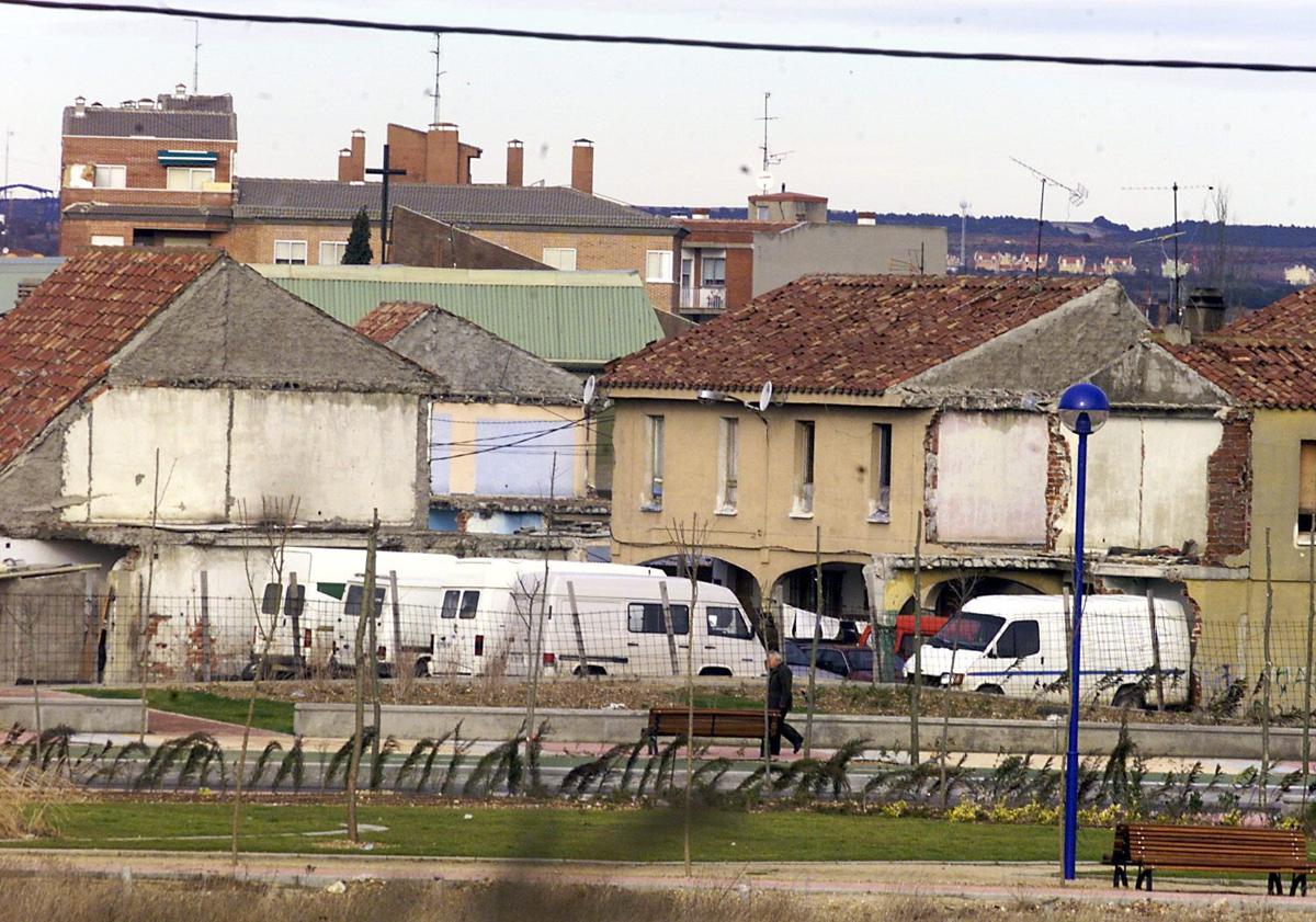 Imagen principal - Poblado de la Esperanza. En otras dos imágenes, los coches a su paso por la Acera de Recoletos y María de Molina. 