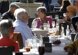 Varias personas disfrutan del sol en una terraza de la ciudad de Segovia el pasado invierno.