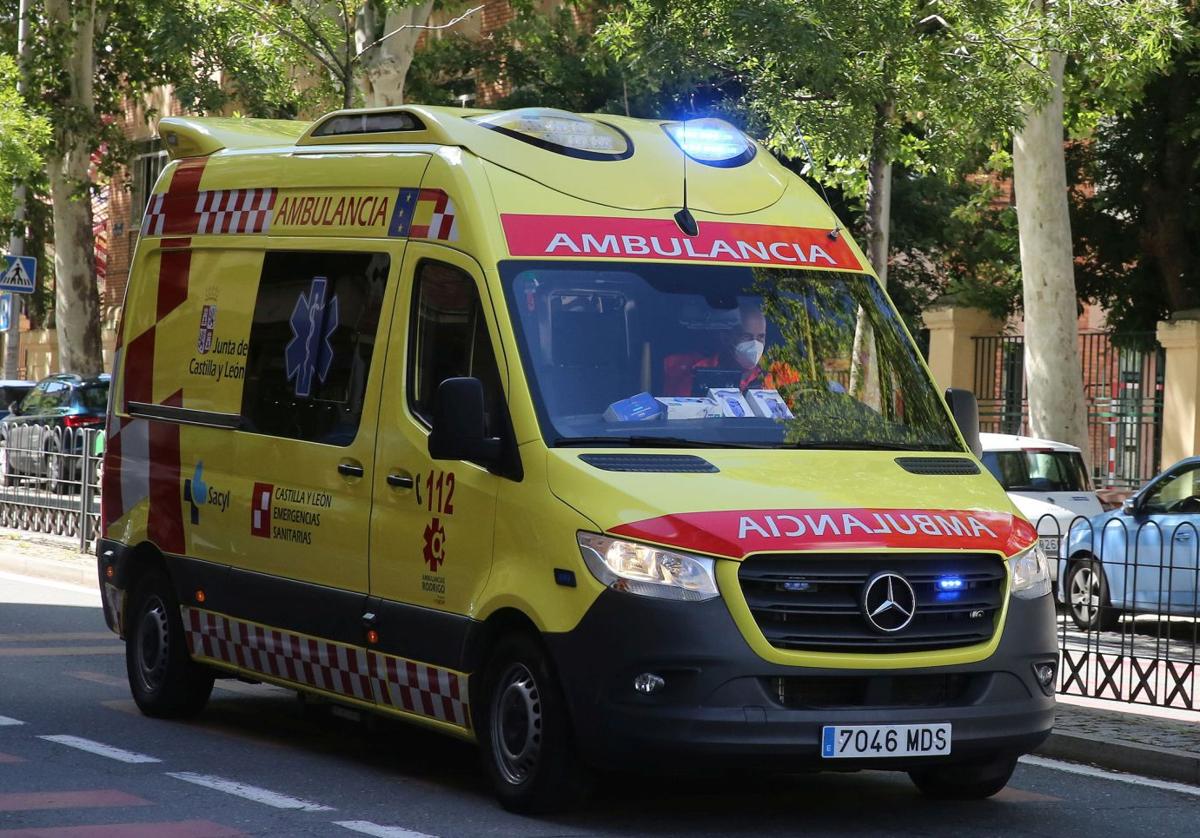 Una ambulancia circula por el paseo Conde de Sepúlveda.