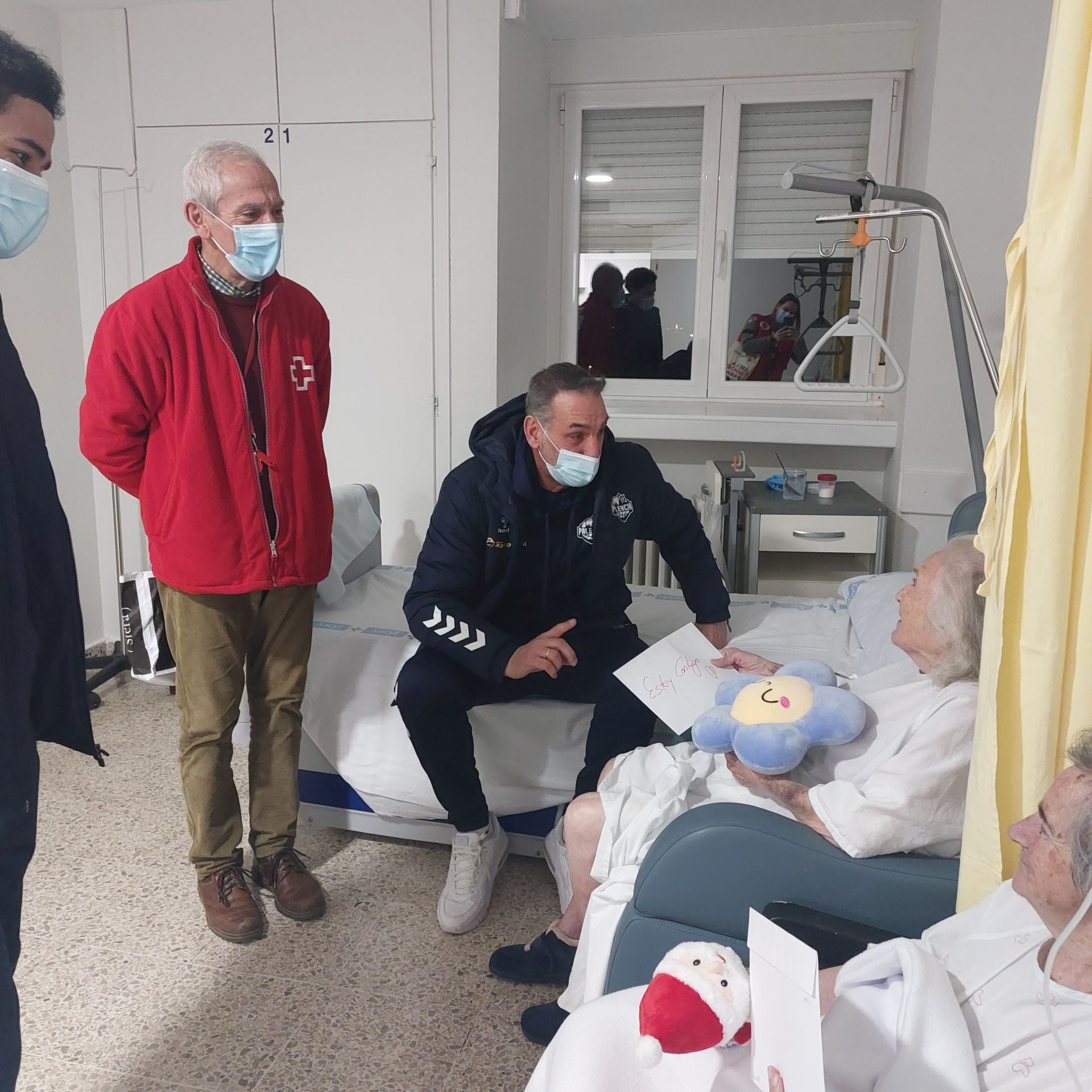 Cruz Roja y el Súper Agropal Palencia reparten ilusión en el Hospital de Palencia