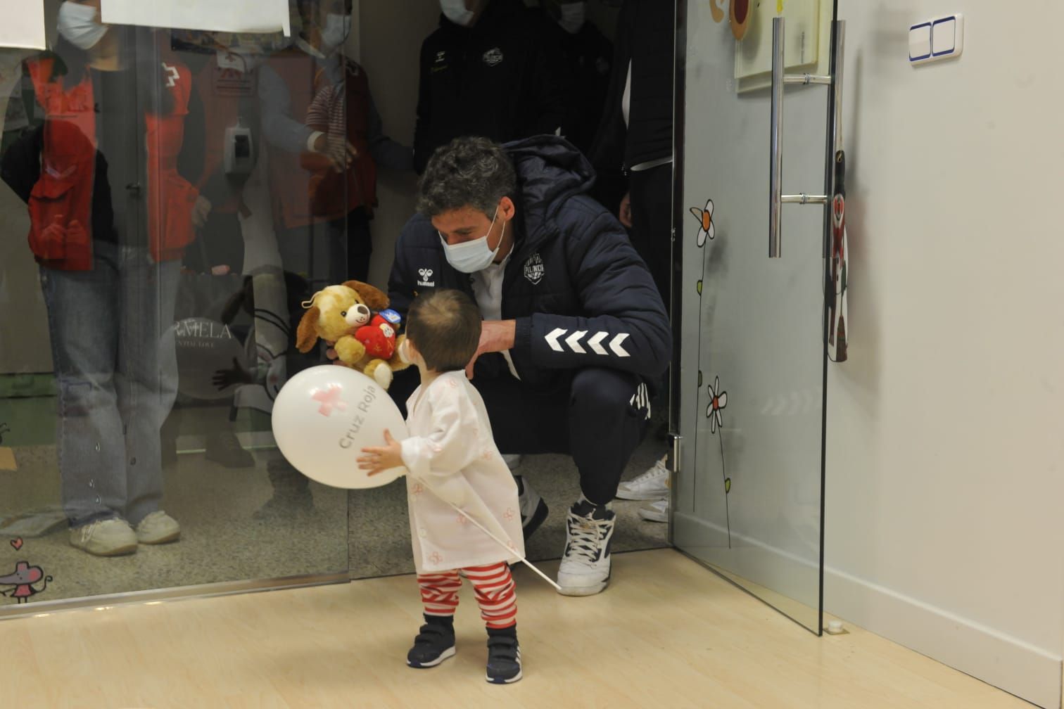 Cruz Roja y el Súper Agropal Palencia reparten ilusión en el Hospital de Palencia