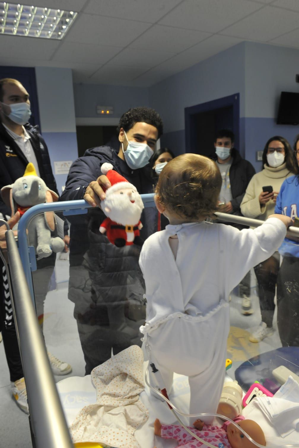 Cruz Roja y el Súper Agropal Palencia reparten ilusión en el Hospital de Palencia