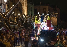 Cabalgata de los Reyes Magos de Segovia de 2024 a su paso por la Cuesta de San Juan.