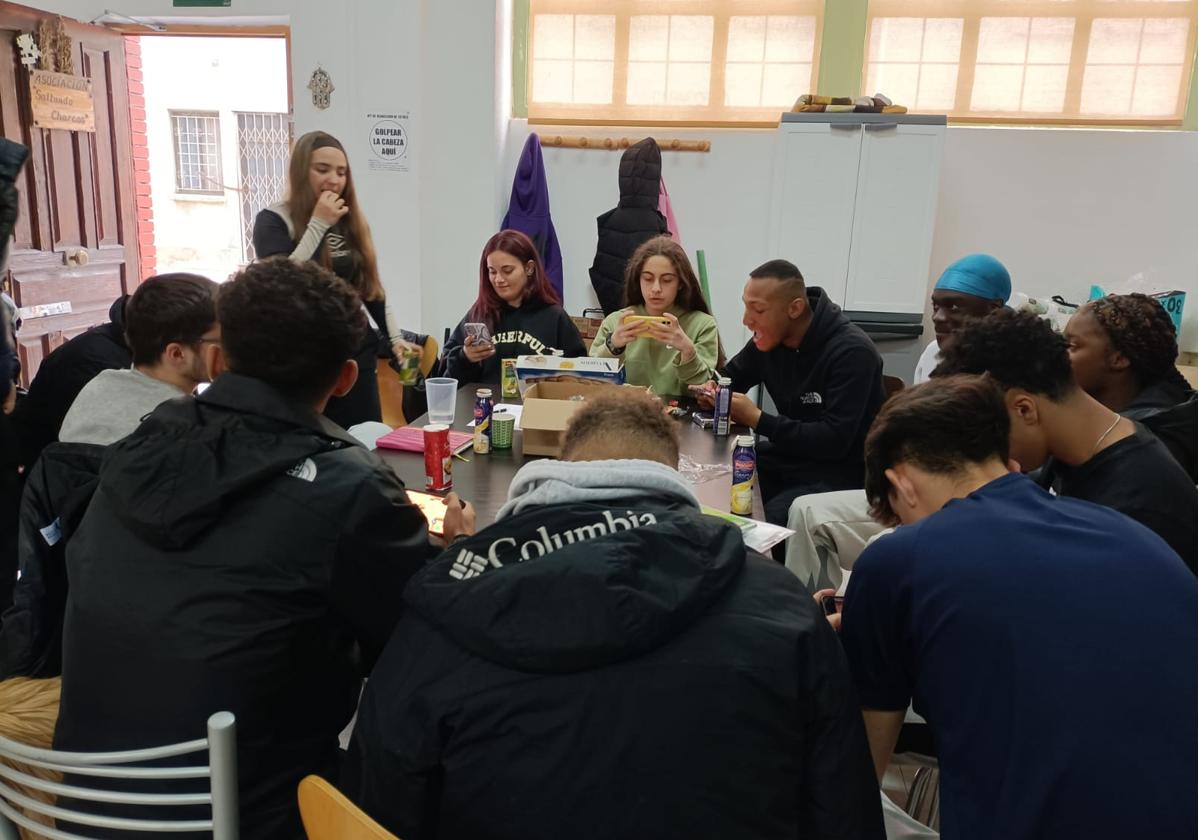 Jóvenes participantes en una de las sesiones de trabajo de la Asociación Saltando Charcos.