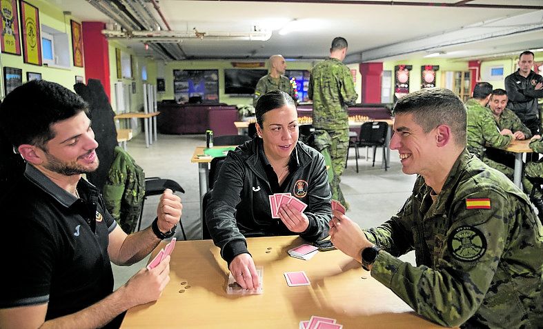 Ignacio San Clemente juega a las cartas con varios compañeros de misión.