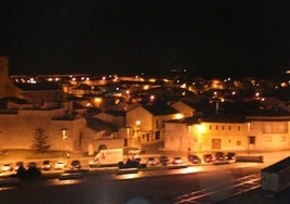 Panorámica nocturna de la villa.