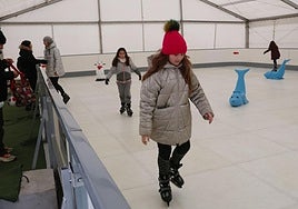 Los primeros patinadores disfrutan de la pista casi vacía nada más ser inaugurada.
