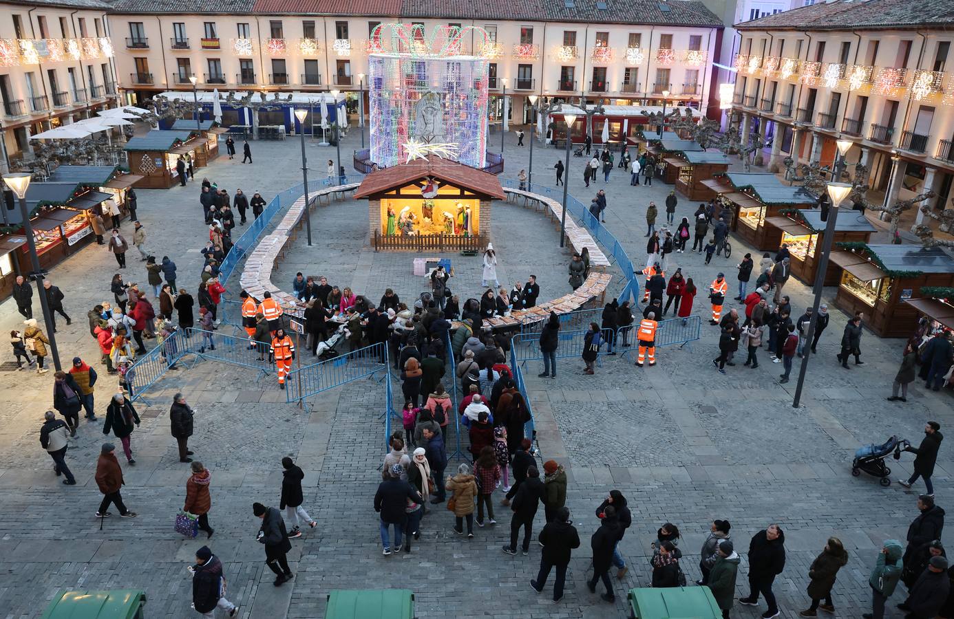 Así ha sido el tradicional reparto del roscón de Reyes en Palencia