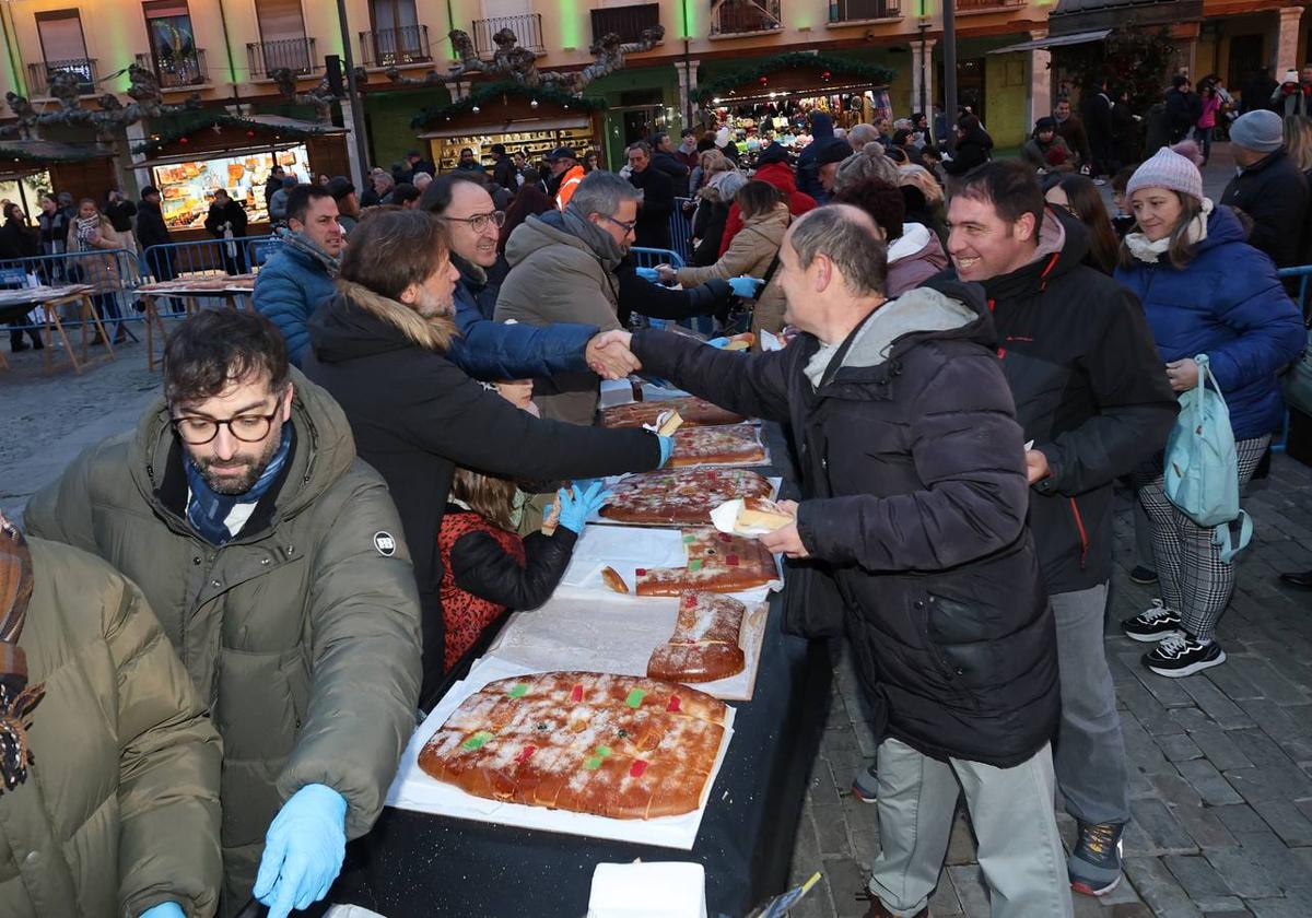 Miembros de la corporación municipal reparten el roscón en la Plaza Mayor.