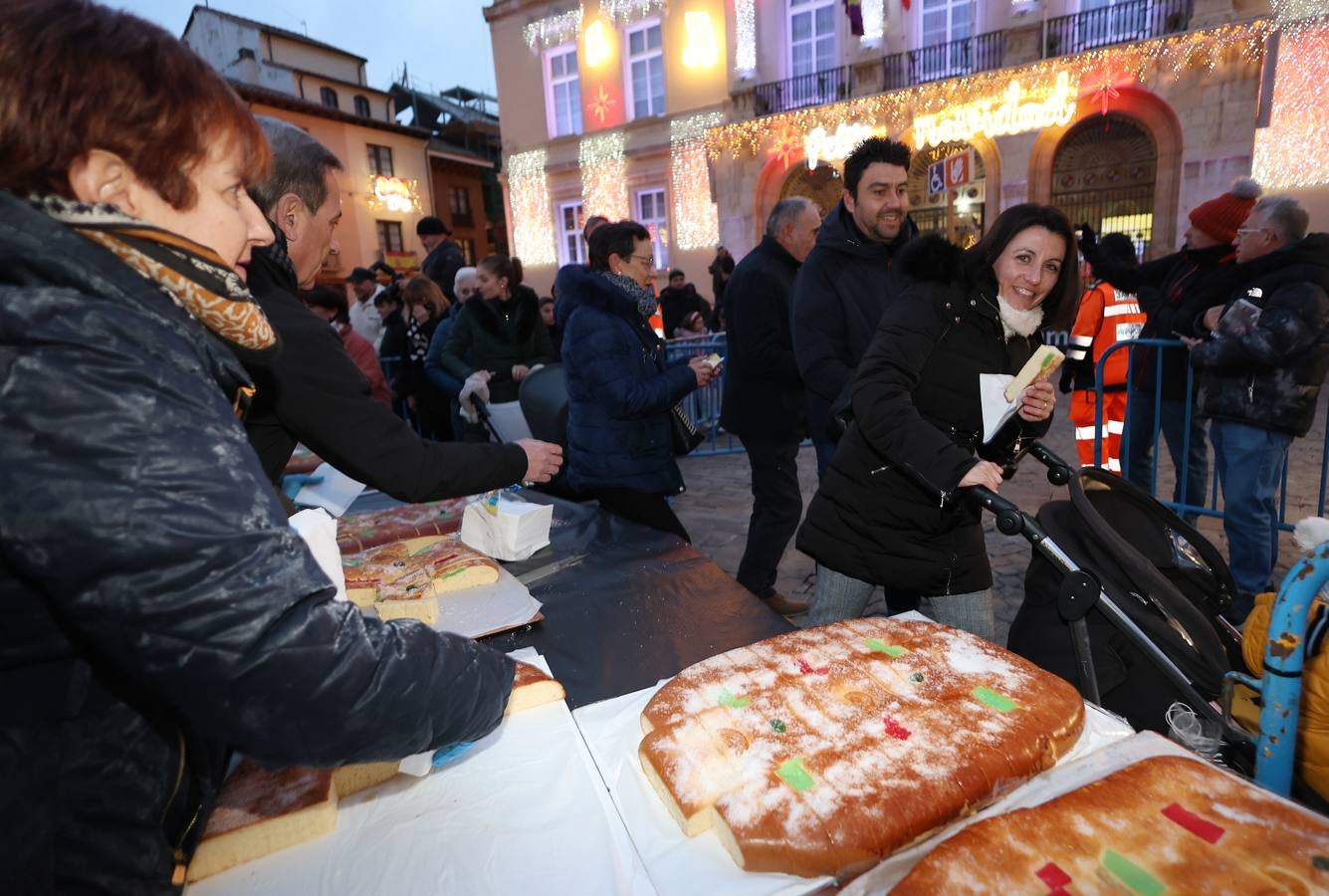 Así ha sido el tradicional reparto del roscón de Reyes en Palencia